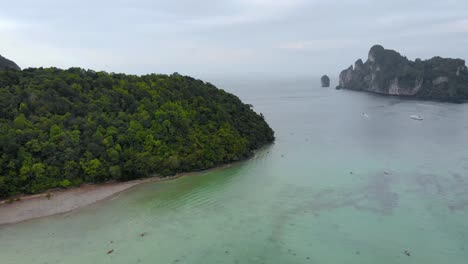 Luftaufnahme,-Die-über-Türkisfarbenes-Wasser-Und-Kleine-Tropische-Inseln-Um-Phuket,-Thailand-Fliegt