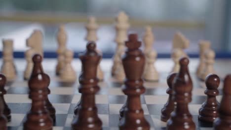 Regalfokus-Von-Weißen-Schachfiguren-Bis-Zur-Hölzernen-Schwarzen-Armee-Im-Vordergrund