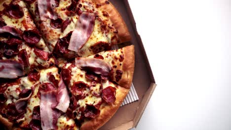 Top-down-ansicht-Der-Amerikanischen-Pizza-Zum-Mitnehmen,-Die-Zum-Essen-Bereit-Ist