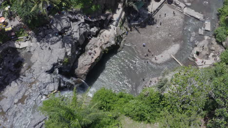 Offene-Aufnahme-Des-Tegenungan-Wasserfalls-Und-Zahlreicher-Touristen,-Die-Sich-An-Seinem-Grund-Versammeln