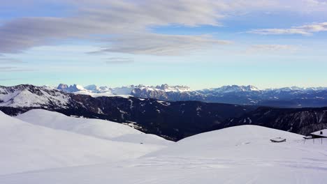 Schwenkender-Blick-Auf-Die-Markanten-Fernen-Schneebedeckten-Gipfel-Der-Dolomiten-Aus-Dem-Meraner-Skigebiet-Der-Italienischen-Alpen