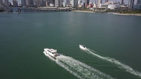 Vorbeitreibende-Boote-In-Der-Innenstadt-Von-Miami,-Florida