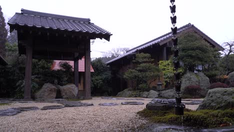 Jardín-Japonés-Bellamente-Diseñado-En-Un-Día-Lluvioso---Plano-General