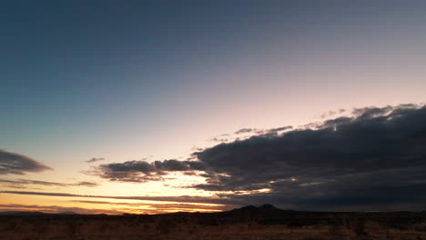 Lebendige-Majestätische-Wolkengebilde-Zeitraffer-Sonnenaufgang-Am-Morgen