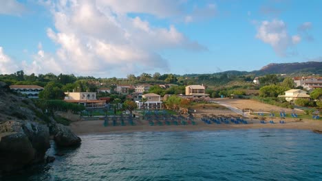 Agua-De-Color-Turquesa-Del-Mar-Jónico-Que-Fluye-Tranquilamente-Hacia-La-Playa-Con-Resorts-Y-Hoteles-En-La-Isla-De-Zakynthos