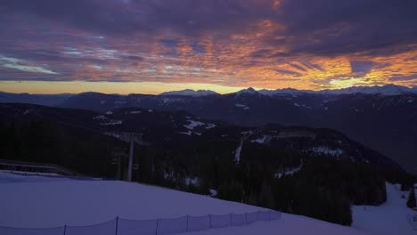 Blick-Auf-Den-Sonnenuntergang-über-Den-Seilbahnen-Im-Skigebiet-Bei-Meran-In-Den-Schneebedeckten-Bergen-Der-Alpen,-Italien