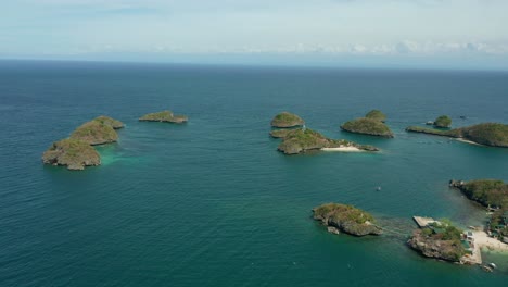 Aufsteigende-Luftaufnahme-Des-Hundert-Inseln-Parks-Und--Resorts-Auf-Den-Philippinen,-4k