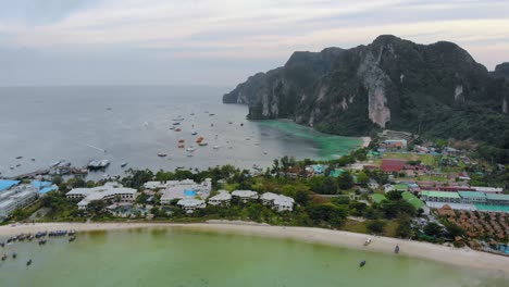 Luftaufnahme-Von-Resorts-Auf-Einem-Schmalen-Landstreifen-An-Einem-Tropischen-Strand-Von-Phuket,-Thailand