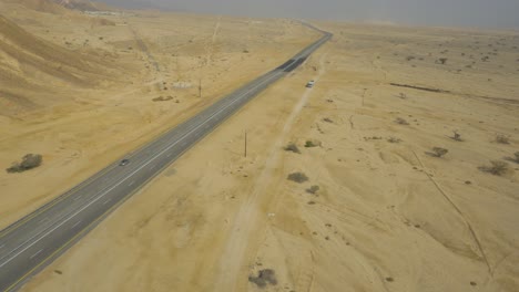Panorámica-Aérea-Sobre-La-Carretera-Que-Conduce-Al-Desierto-De-Negev-Eilat-En-Israel