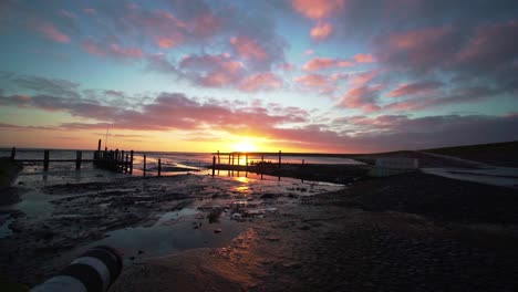 Friedlicher-Sonnenaufgang,-Weitwinkelblick-über-Das-Flussdelta,-Das-Zum-Meer-Und-Nassen-Strand-In-Texel,-Niederlande,-Führt