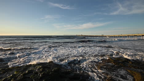 Ocean-Beach-Pier-Pan-Rechts-Sonnenuntergang-Zeitlupe-An-Der-Küste-Von-Kalifornien