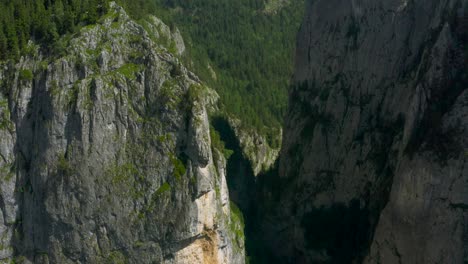Aerial-shot-overlooking-vertical-rock-walls-in-Bicaz-Gorge,-Romania