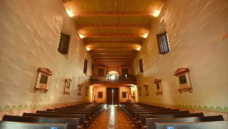 Dentro-De-La-Hermosa-Basílica-De-La-Misión-San-Diego-De-Alcala-En-California---Inclinado-Hacia-Abajo