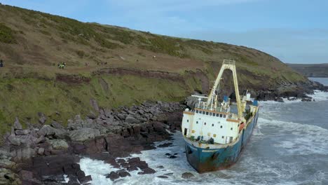 Verlassenes-Frachtschiff,-Das-In-Die-Südküste-Irlands-Stürzte