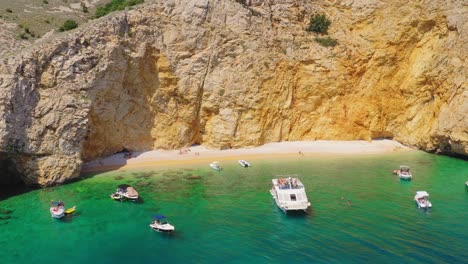 Turistas-En-La-Playa-De-Golden-Bay-En-La-Isla-De-Krk-En-El-Mar-Adriático-En-Croacia,-Antena