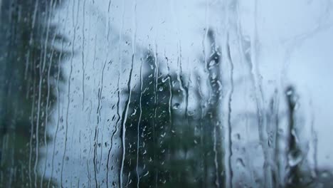 Regnerische-Sturmtröpfchen,-Launisches-Wetter-Fallen-Fensterglas-Nahaufnahme-Bokeh-Herunter