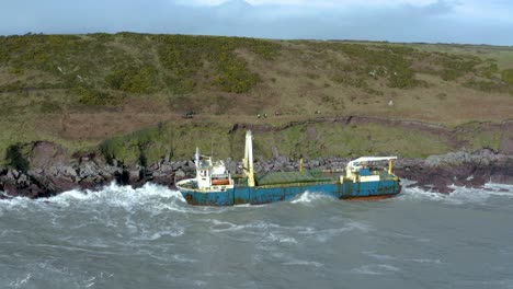Luftdrohnenaufnahme-Eines-Schiffswracks-In-Ballycotton-An-Irlands-Südküste