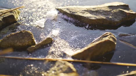 Eis-Von-Der-Oberfläche-Eines-Zugefrorenen-Sees-Brechen