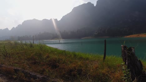 Hermoso-Paisaje-En-El-Lago-Cheow-Lan-Con-Islotes-Verdes-En-El-Parque-Nacional-Khao-Sok,-Tailandia
