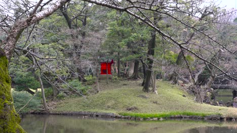 Santuario-Budista-Rojo-En-Los-Jardines-Koishikawa-Korakuen-En-Invierno