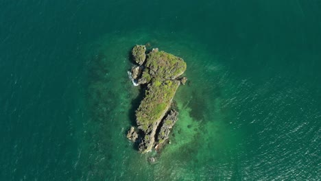 Overhead-Luftaufnahme-Einer-Kleinen-Insel-Im-Klaren-Tropischen-Aqua-Pazifik-Wasser-In-4k