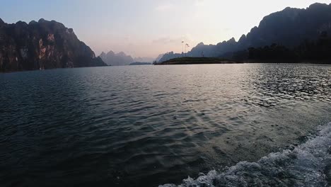 Berge-Von-Khao-Sok,-Gesehen-Von-Einem-Boot-Bei-Sonnenuntergang