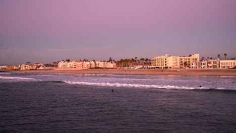 Surfistas-Surfeando-Al-Atardecer-En-Imperial-Beach-California,-Condado-De-San-Diego