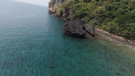 Die-Wunderschöne-Grüne,-üppige-Insel-Phi-phi,-Thailand,-Bestehend-Aus-Blauem,-Ruhigem-Ozean-Und-Herrlichen-Bäumen---Luftaufnahme