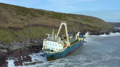 Luftdrohnenaufnahme-Von-Wellen,-Die-In-Ein-Verlassenes-Schiffswrack-An-Der-Südküste-Irlands-Schlagen
