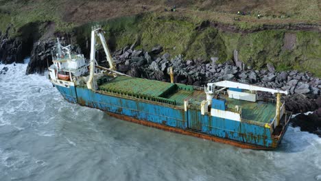 Luftdrohnenaufnahme-Eines-Verlassenen-Frachtschiffs,-Das-An-Der-Südküste-Irlands-Auf-Land-Trifft