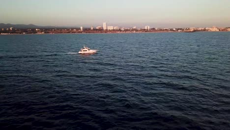 Boot-In-Der-Bucht-Von-Santa-Monica-Während-Der-Wunderschönen-Sonnenuntergangsdrohne