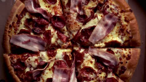 Top-down-ansicht-Der-Amerikanischen-Pizza-Zum-Mitnehmen,-Die-Zum-Essen-Bereit-Ist