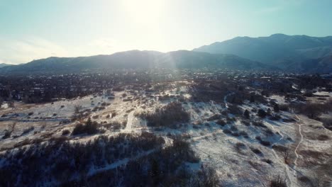 Rückzug-Aus-Der-Luft-Von-Sonnigen-Winterbergen-Und-Verschneiten-Straßen-In-Colorado