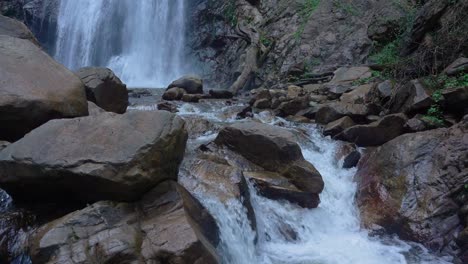 Wasser-In-Zeitlupe-In-Der-Nähe-Eines-Siebzig-Meter-Hohen-Wasserfalls-In-Thailand