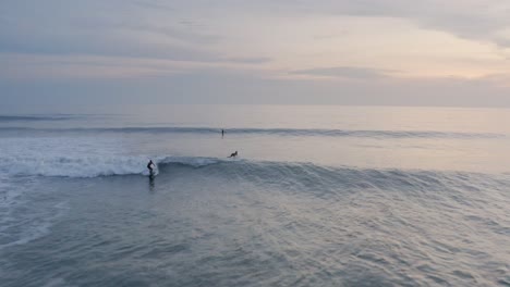 Antenne:-Surfer-Reiten-Wellen-Bei-Sonnenuntergang-Vor-Der-Pazifikküste-In-Mexiko