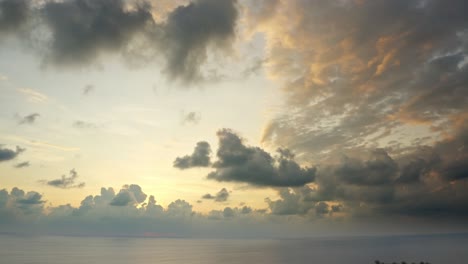 Erstaunliche-Dramatische-Sonnenuntergangswolkenlandschaft-über-Der-Pazifischen-Küste,-Tropische-Sturmwolken