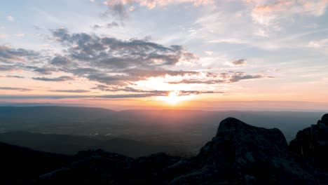 Sonnenuntergang-über-Den-Bergen