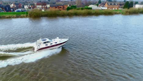 Side-view-of-a-speedboat-as-it-cruises-down-the-river-and-creates-huge-waves