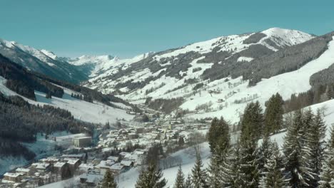 Winterurlaubskonzept---Luftbild-Des-Skigebiets-In-Schneebedeckten-Bergen