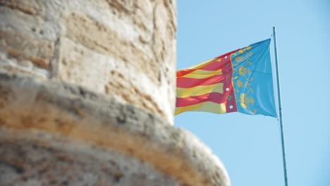 Zeitlupenaufnahme-Der-Stadtflagge-Von-Valencia-In-Spanien-In-Zeitlupe