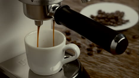 Kaffee-Kochen-Mit-Einer-Kaffeemaschine