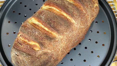 Frisch-Gebackenes-Brot-Auf-Einem-Kühlregal