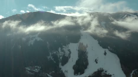 Abstraktes-Skigebiet-In-Schneebedeckten-Bergen
