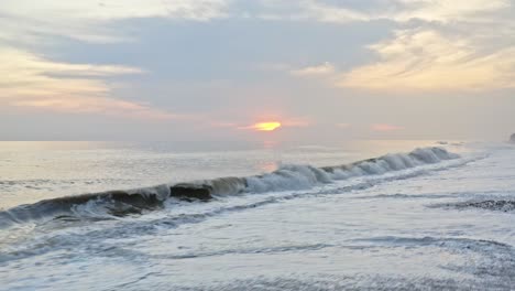 Wellen,-Die-Bei-Sonnenuntergang-Gegen-Die-Pazifische-Küste-Schlagen,-Niedrige-Luftaufnahme-über-Den-Strand