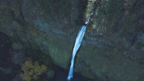 Drone-shot-of-Wahkeena-Falls-next-to-Columbia-River---USA---Oregon-Waterfall---Horsetail-falls-Tourist-destination