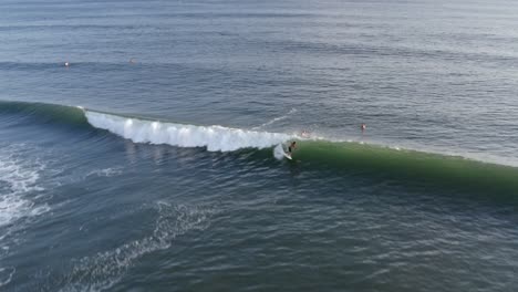 Surfer-Fangen-Eine-Welle-Vor-Der-Mexikanischen-Pazifikküste,-Luftbild