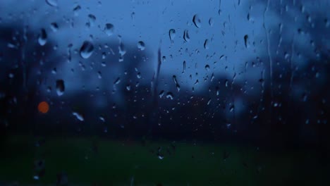Regnerische-Sturmtröpfchen-In-Der-Nacht,-Launisches-Wetter-Fallen-Fensterglas-Nahaufnahme-Bokeh-Herunter