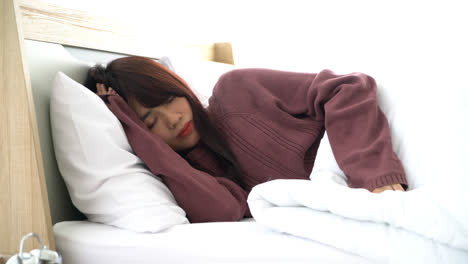 Mujer-Asiática-Durmiendo-En-La-Cama-Por-La-Mañana