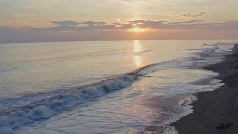Antenne:-Erstaunlicher-Sonnenuntergang-über-Wellen,-Gleitender-Blick-über-Den-Pazifischen-Mexikanischen-Strand