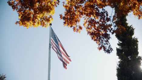 4K-Zeitlupenaufnahmen-Der-Amerikanischen-Flagge,-Die-Im-Herbst-Im-Wind-Weht,-Und-Goldenes-Licht-Am-Morgen---Usa---Vereinigte-Staaten---Portland-Oregon